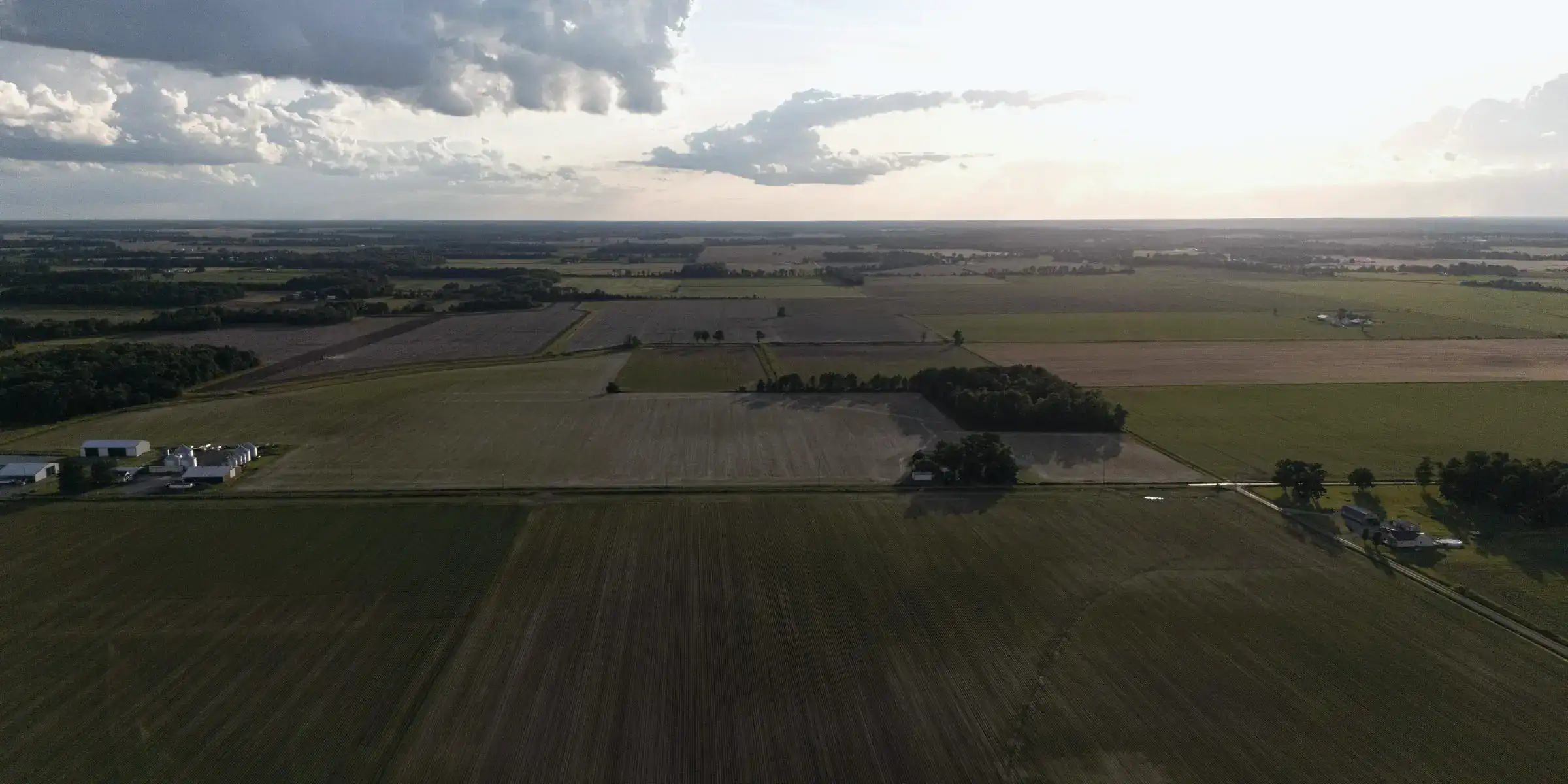 Explotación agrícola aislada en una llanura inmensa, sin ningún núcleo urbano en el horizonte