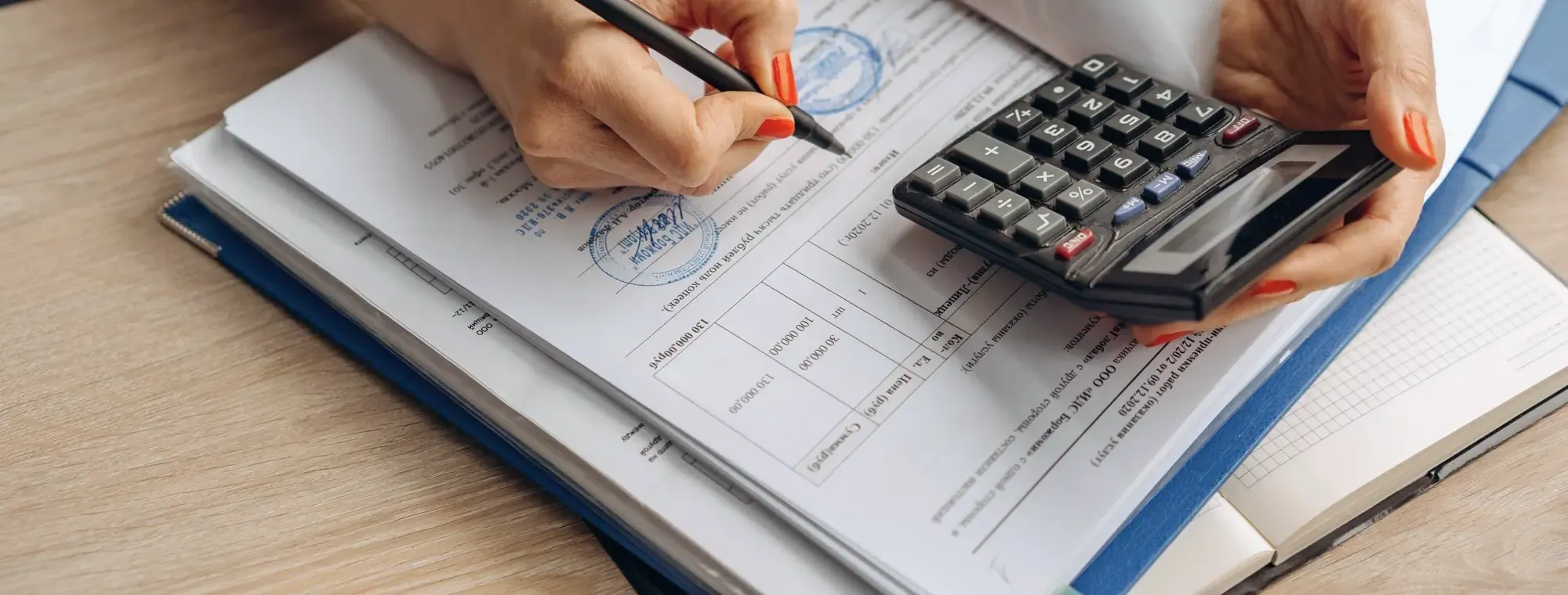 Documentación y calculadora sobre una mesa de trabajo