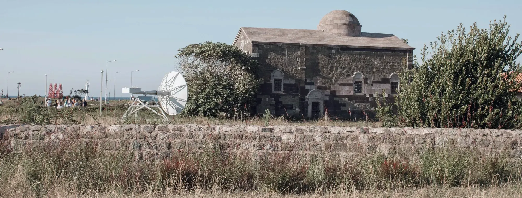 Antena parabólica junto a una edificación aislada en el campo