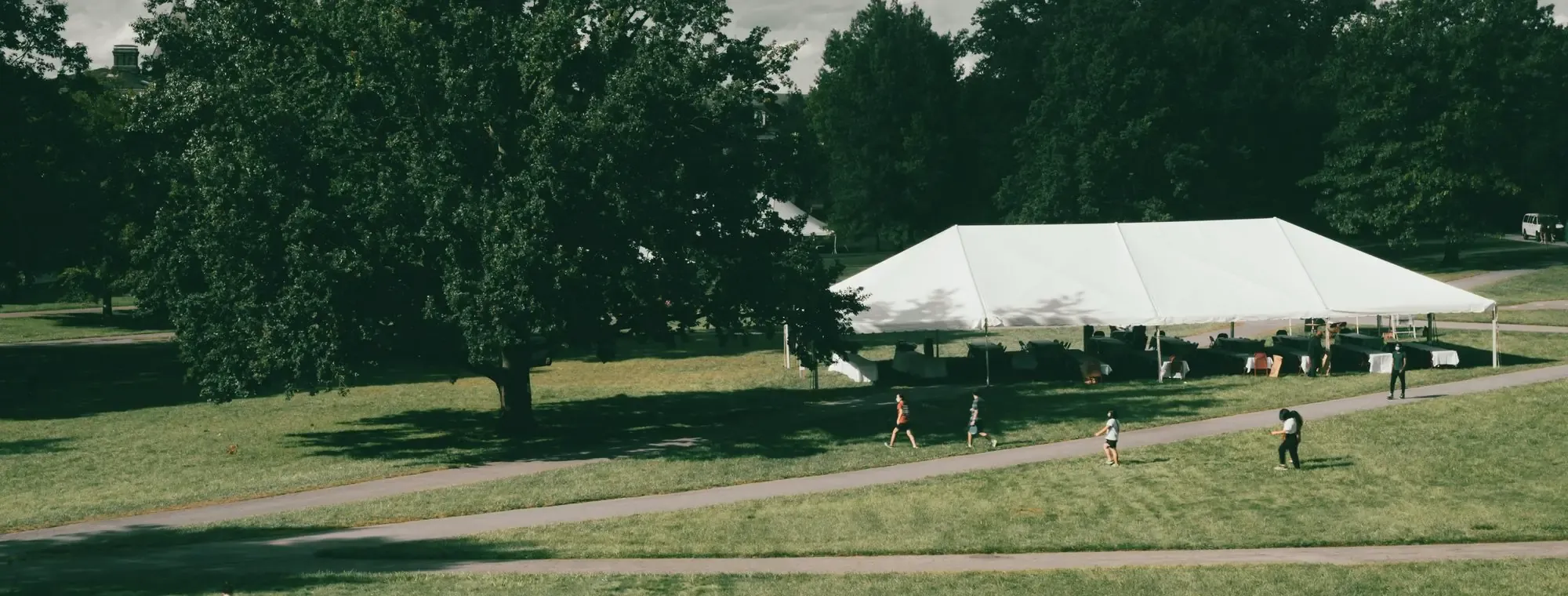Carpa montada en un recinto al aire libre