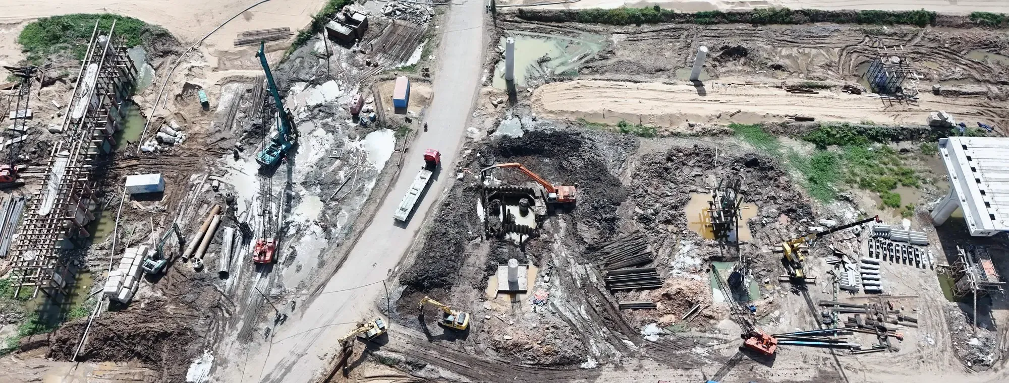 Obra civil en ejecución vista desde el aire, con grúas y maquinaria