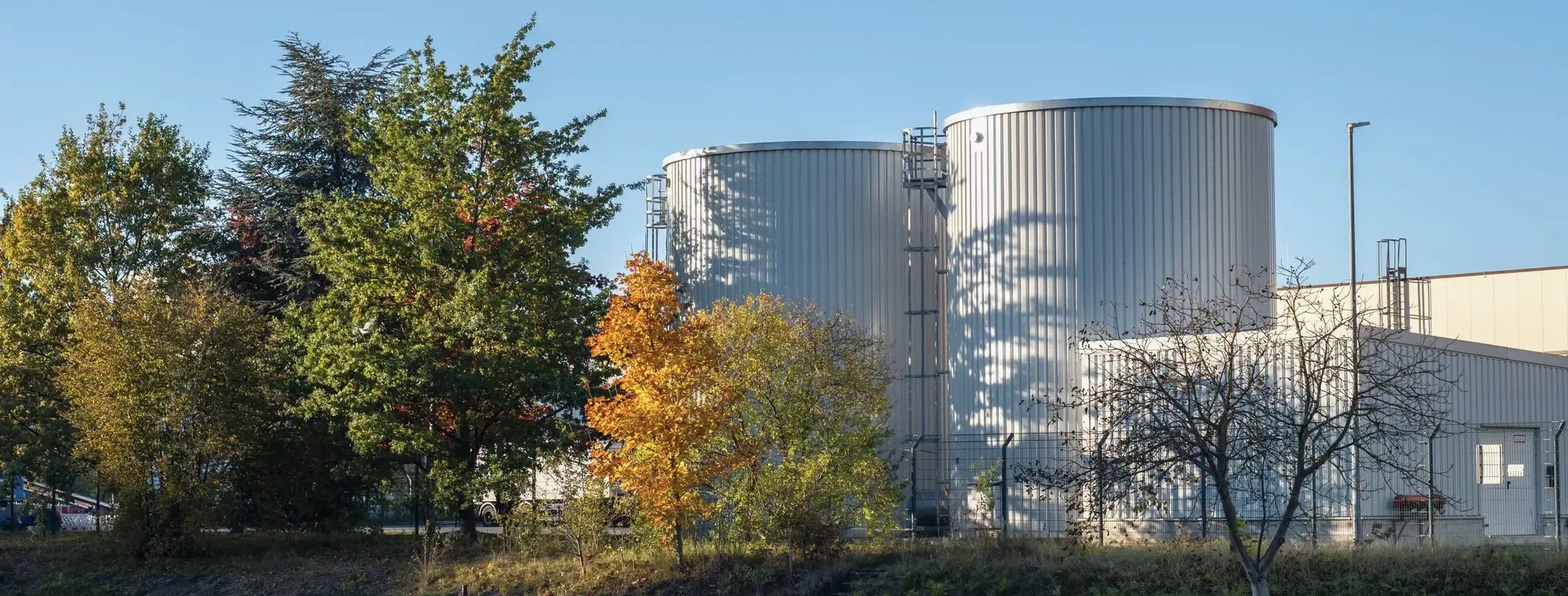 Depósitos de almacenamiento de una instalación industrial junto a un canal