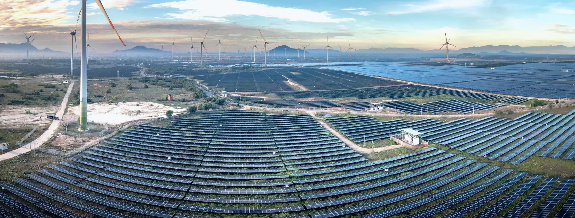 Planta fotovoltaica y aerogeneradores en terreno abierto